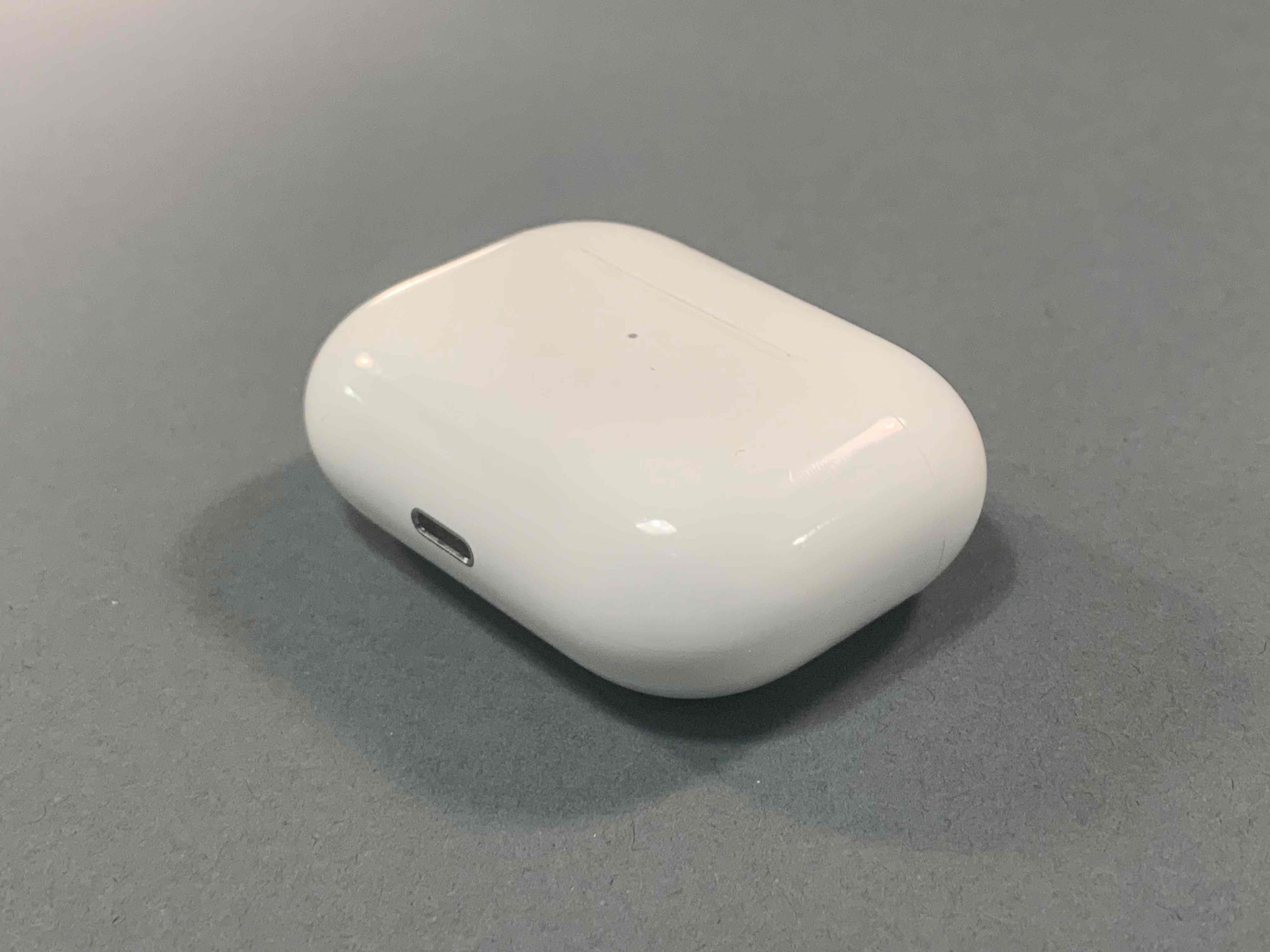 charge airpods charging case