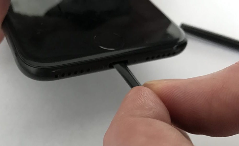 clean out iphone 8 lightning port cocktail straw