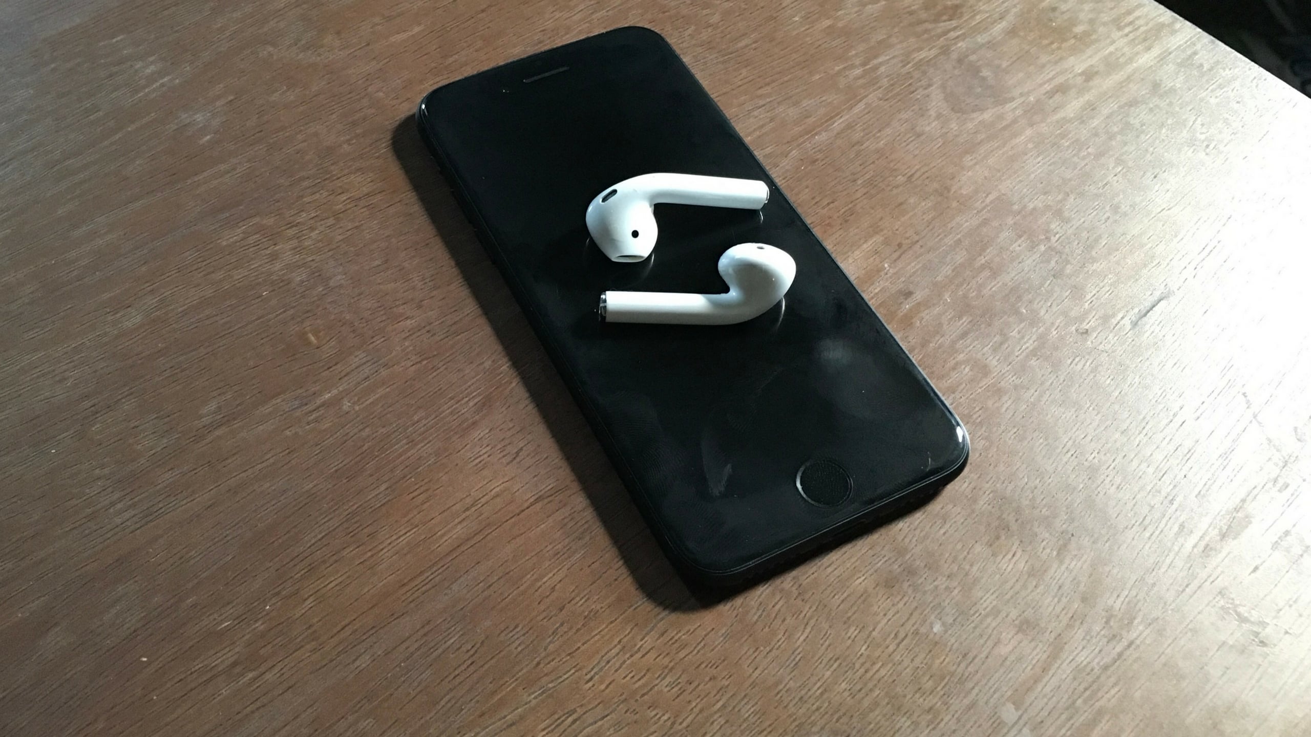 iPhone 8 Stuck In Headphone Mode? The Real Fix! UpPhone