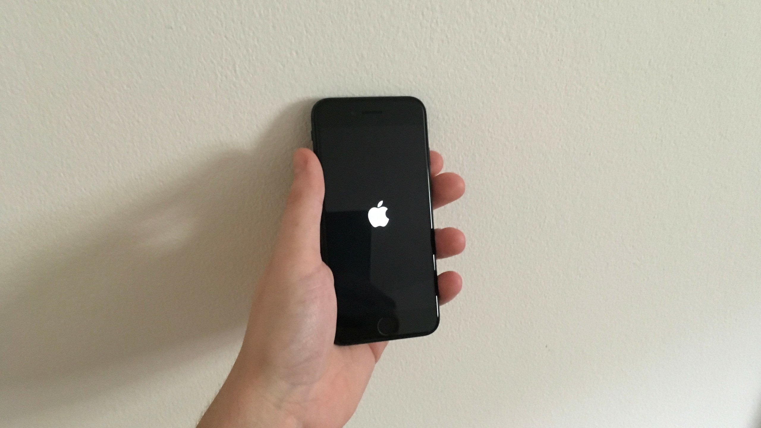 phone stuck on apple logo iphone xr